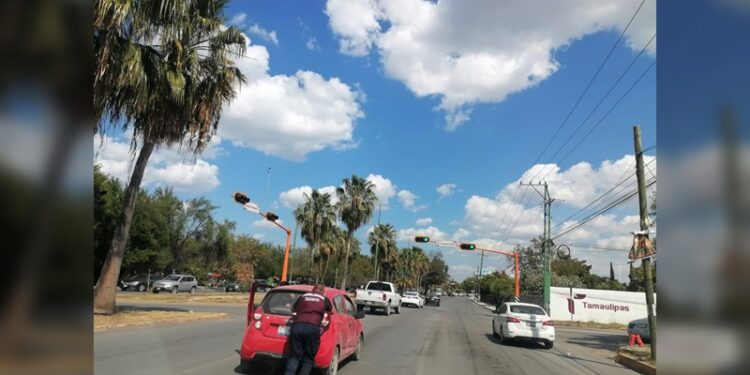 Agentes de tránsito auxilian a conductores con vehículos averiados