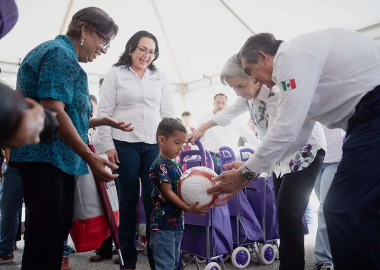 Américo y María de Villarreal llevan atención integral a las familias de Nuevo Morelos