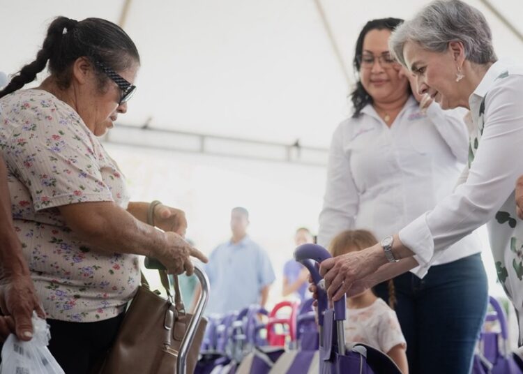 Américo y María de Villarreal llevan atención integral a las familias de Nuevo Morelos