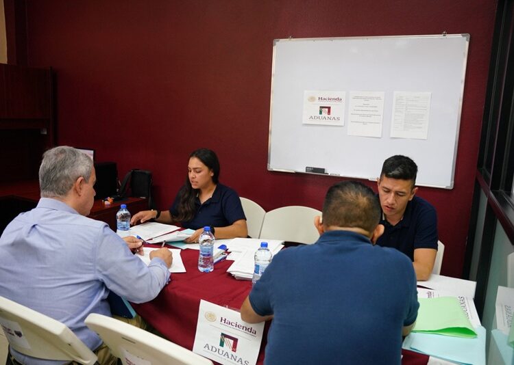 Apoya gobierno Municipal con vinculación de profesionistas en la Aduana de NLD
