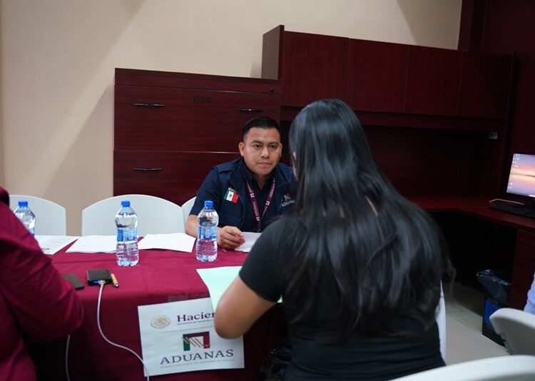 Apoya gobierno Municipal con vinculación de profesionistas en la Aduana de NLD