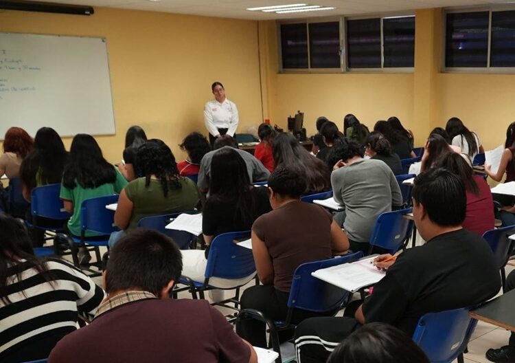 Aspirantes a ingresar a la UAT presentan examen CENEVAL
