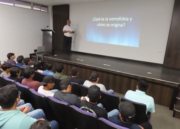 Atienden estudiantes de la UPV conferencia sobre adicción al celular