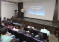Atienden estudiantes de la UPV conferencia sobre adicción al celular