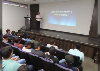 Atienden estudiantes de la UPV conferencia sobre adicción al celular
