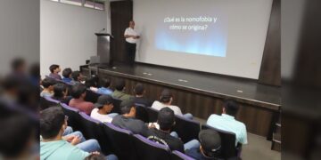 Atienden estudiantes de la UPV conferencia sobre adicción al celular