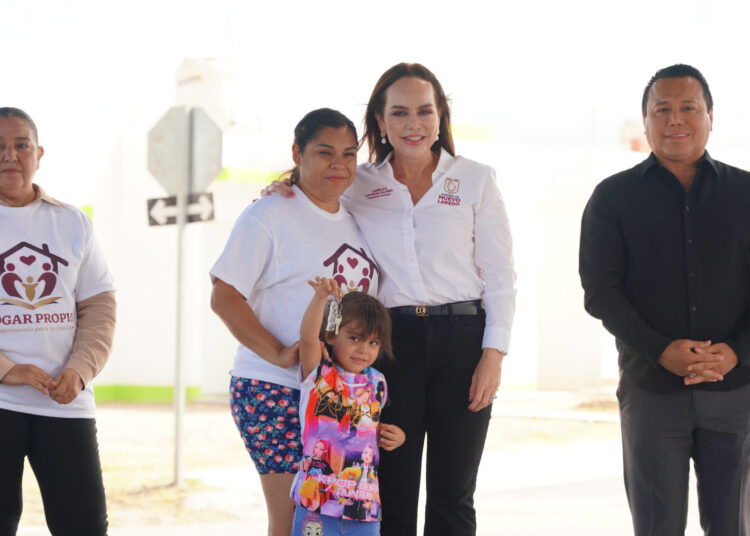 Carmen Lilia entrega viviendas a jefas de familia en NLD