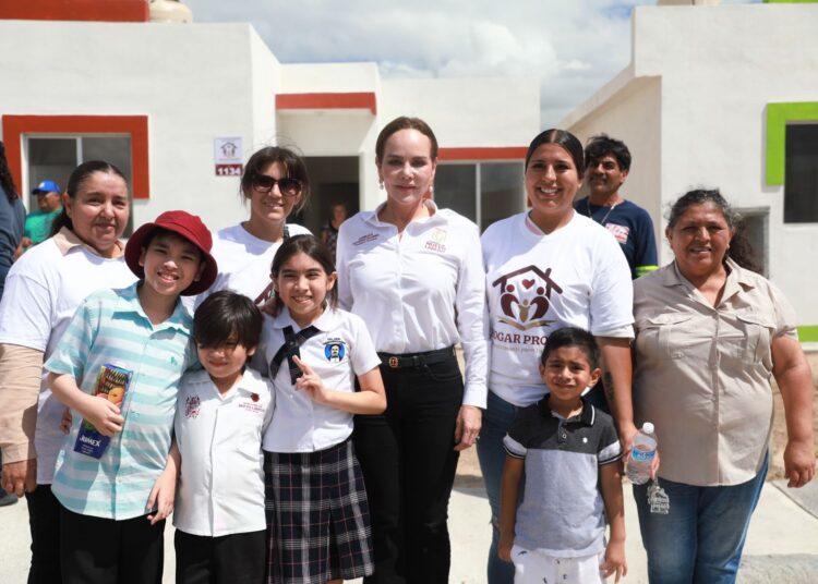 Carmen Lilia entrega viviendas a jefas de familia en NLD