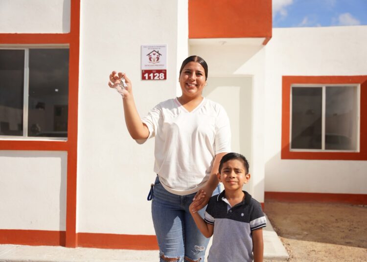 Carmen Lilia entrega viviendas a jefas de familia en NLD