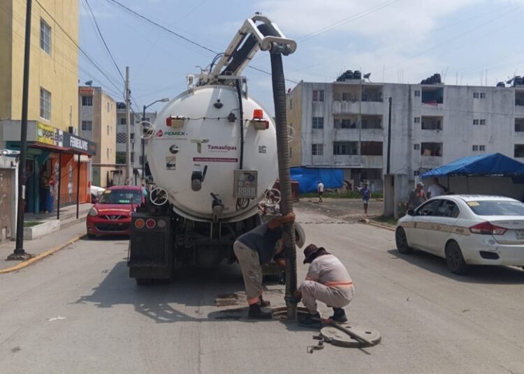 COMAPA Altamira realiza mantenimiento a pozos de visita