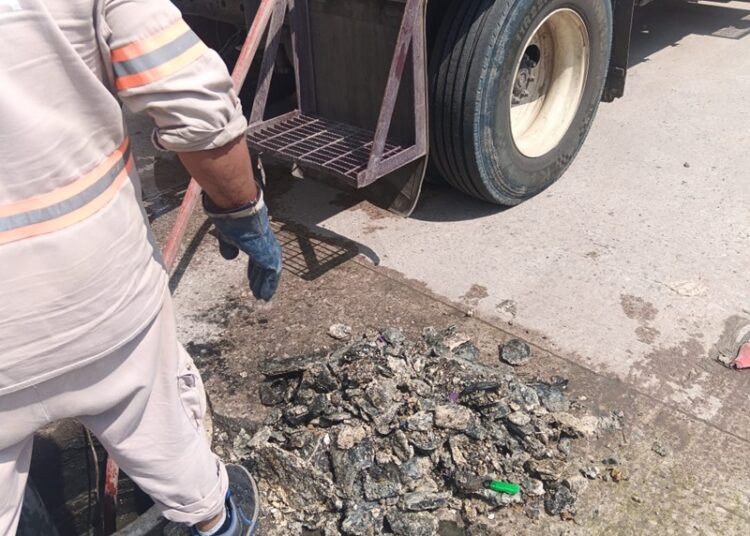 COMAPA Altamira realiza mantenimiento a pozos de visita