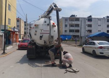 COMAPA Altamira realiza mantenimiento a pozos de visita