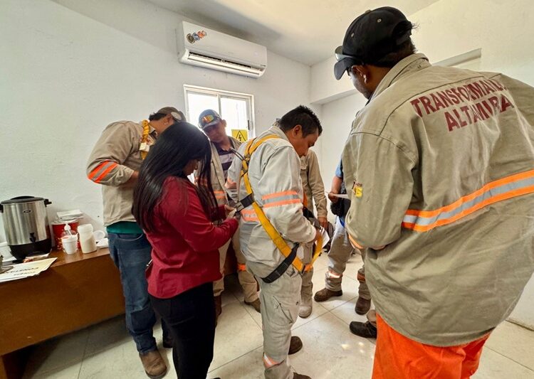 Capacitan a personal de COMAPA Altamira en Primeros auxilios y Seguridad en trabajos de altura