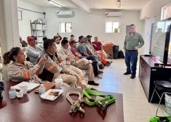 Capacitan a personal de COMAPA Altamira en Primeros auxilios y Seguridad en trabajos de altura