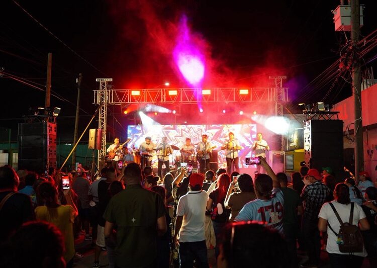 Celebran familias de NLD 178 aniversario con triunfo de Tecos y Verbena Popular