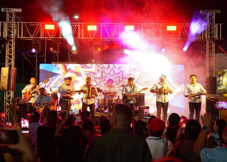 Celebran familias de NLD 178 aniversario con triunfo de Tecos y Verbena Popular