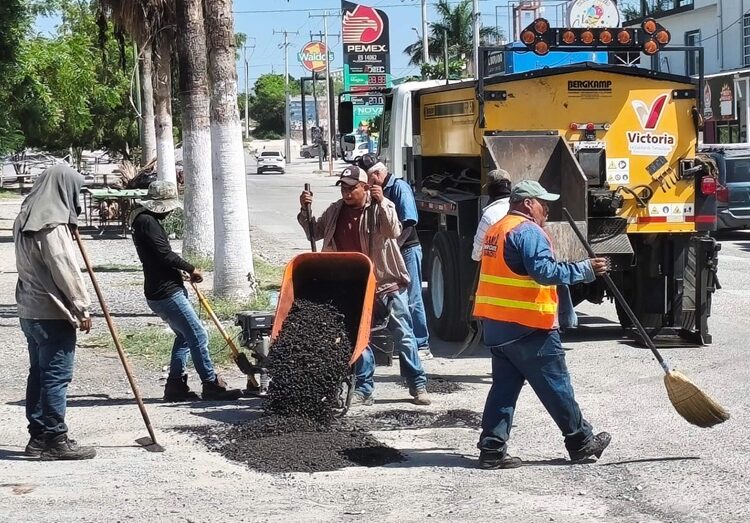 Con intenso bacheo, reparan calles dañadas por lluvias en Victoria