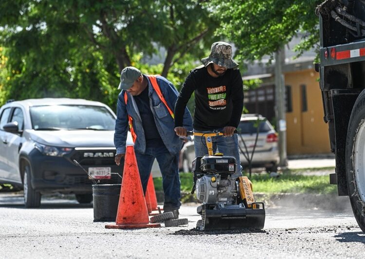 Con intenso bacheo, reparan calles dañadas por lluvias en Victoria