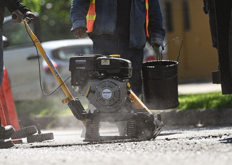 Con intenso bacheo, reparan calles dañadas por lluvias en Victoria