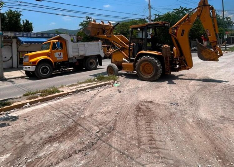 Con intenso bacheo, reparan calles dañadas por lluvias en Victoria