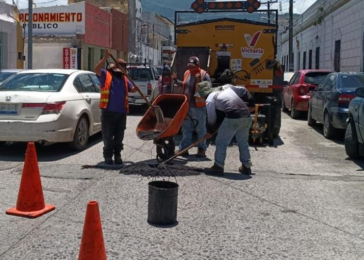 Con intenso bacheo, reparan calles dañadas por lluvias en Victoria