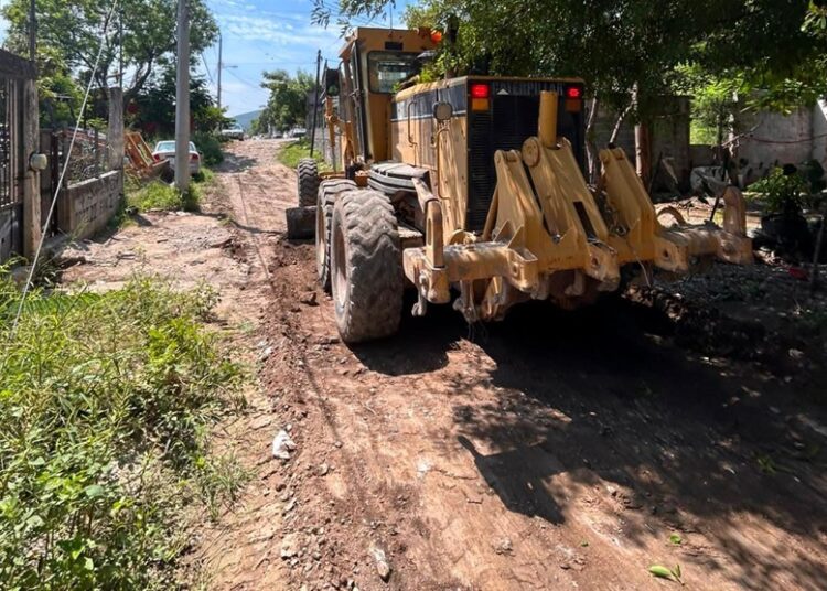Con intenso bacheo, reparan calles dañadas por lluvias en Victoria