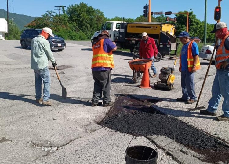 Con intenso bacheo, reparan calles dañadas por lluvias en Victoria