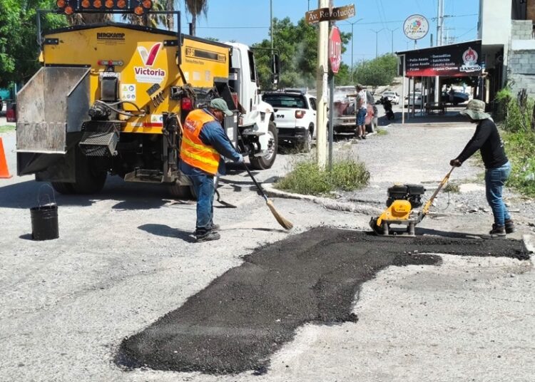 Con intenso bacheo, reparan calles dañadas por lluvias en Victoria