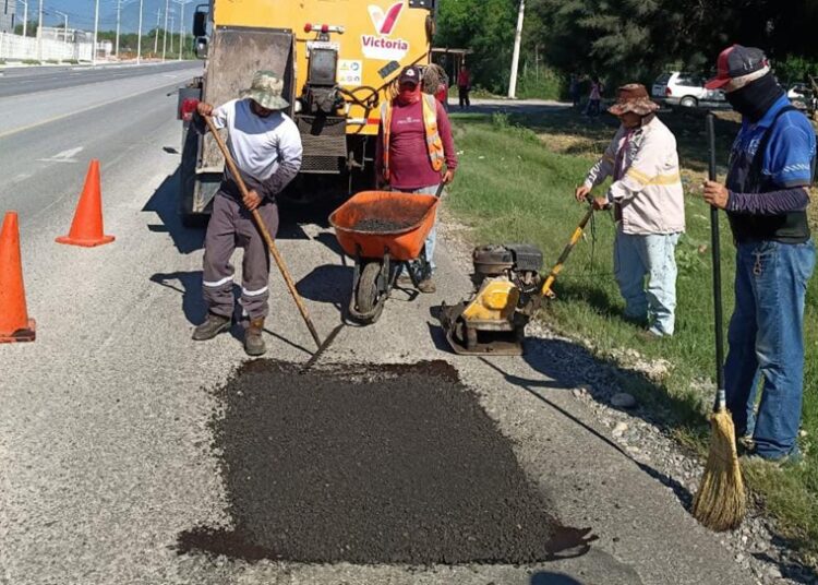 Con intenso bacheo, reparan calles dañadas por lluvias en Victoria