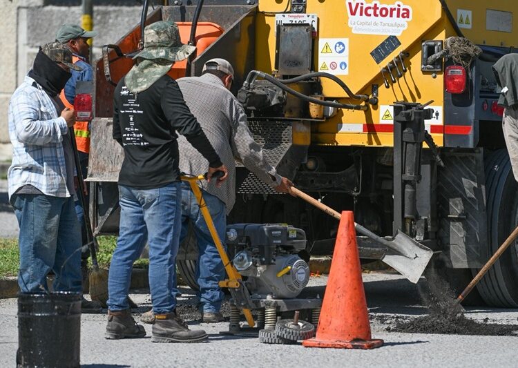 Con intenso bacheo, reparan calles dañadas por lluvias en Victoria