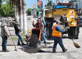 Con intenso bacheo, reparan calles dañadas por lluvias en Victoria