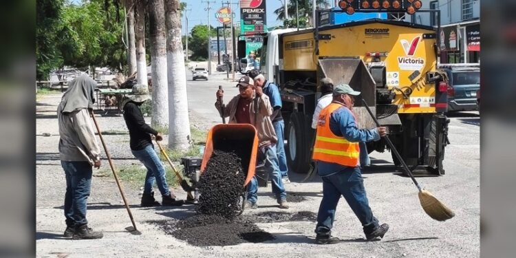 Con intenso bacheo, reparan calles dañadas por lluvias en Victoria