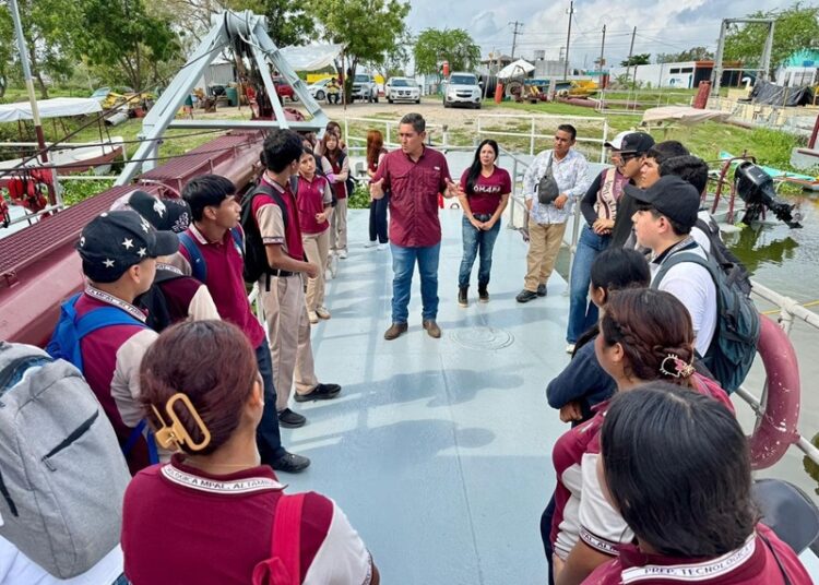 Conocen alumnos de la Preparatoria Municipal saneamiento de laguna de Champayán