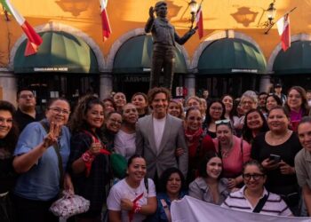 David Bisbal visitó Garibaldi para rendir homenaje a Juan Gabriel