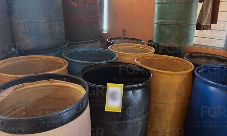 Detiene FGR a 2 en predio asegurado con mil 800 litros de combustible