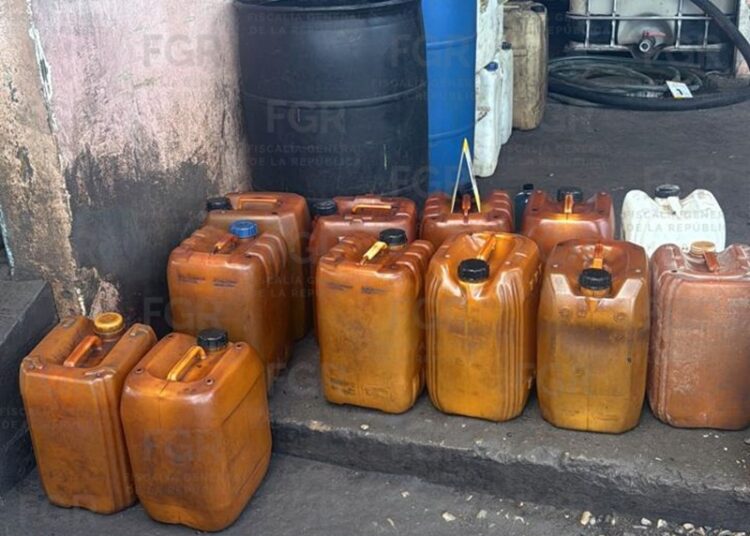 Detiene FGR a 2 en predio asegurado con mil 800 litros de combustible