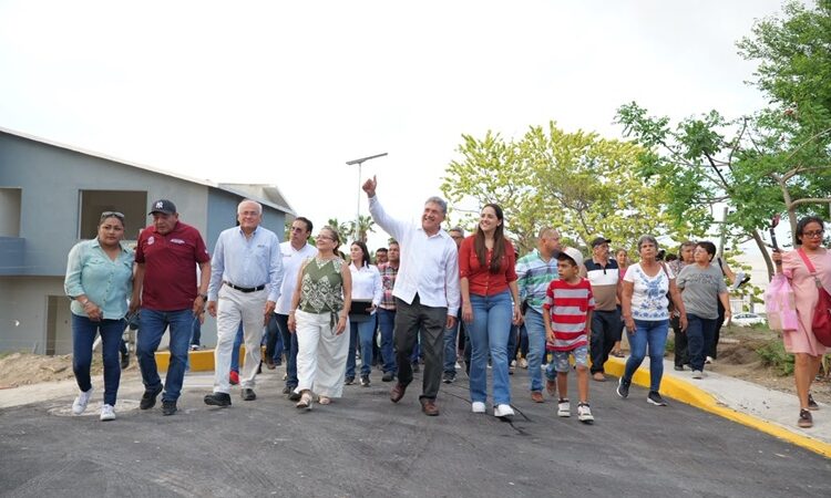Dignifica Armando Martínez vialidades del ejido Vega de Esteros