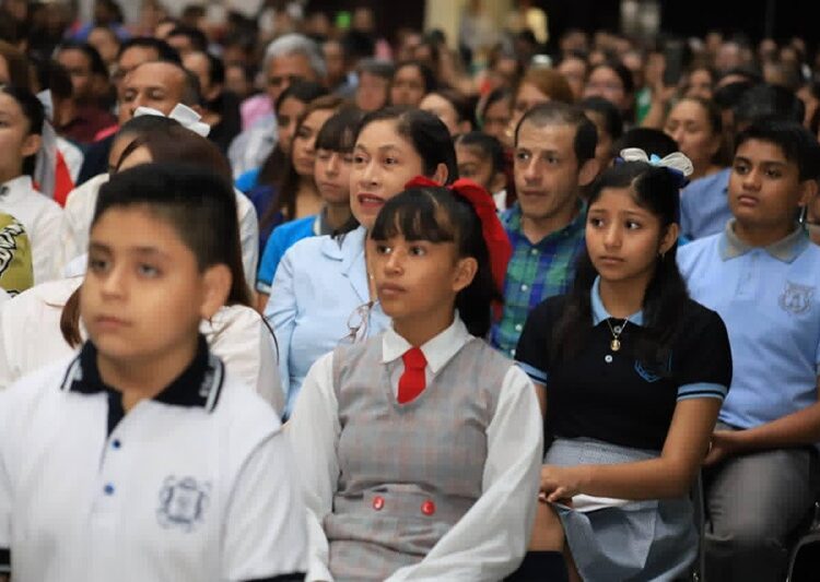 Distingue Ayuntamiento a niños y maestros de excelencia con la medalla ‘Guadalupe Victoria’