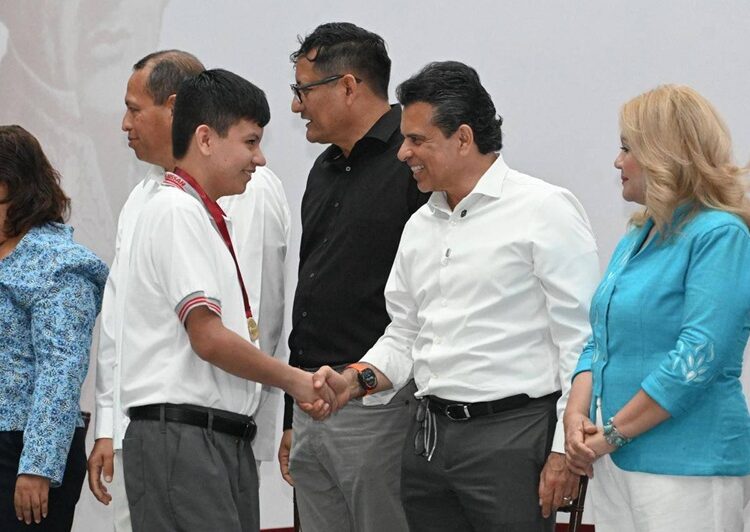 Distingue Ayuntamiento a niños y maestros de excelencia con la medalla ‘Guadalupe Victoria’