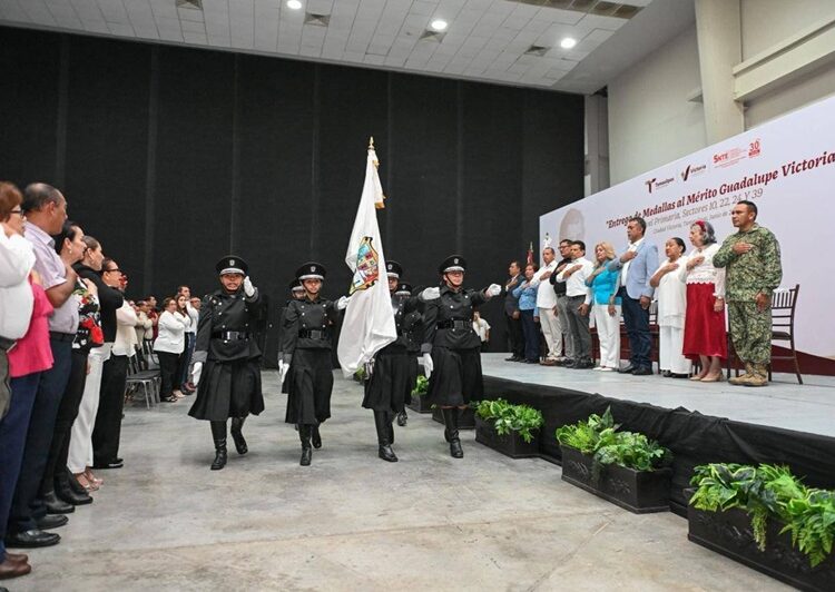 Distingue Ayuntamiento a niños y maestros de excelencia con la medalla ‘Guadalupe Victoria’