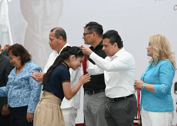 Distingue Ayuntamiento a niños y maestros de excelencia con la medalla ‘Guadalupe Victoria’