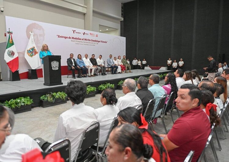 Distingue Ayuntamiento a niños y maestros de excelencia con la medalla ‘Guadalupe Victoria’