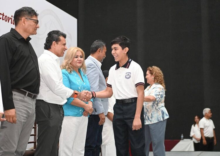 Distingue Ayuntamiento a niños y maestros de excelencia con la medalla ‘Guadalupe Victoria’