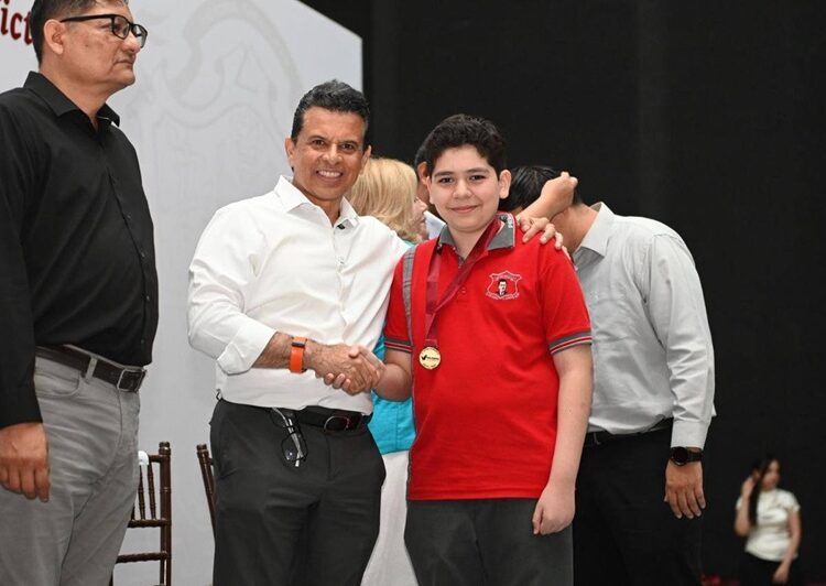 Distingue Ayuntamiento a niños y maestros de excelencia con la medalla ‘Guadalupe Victoria’
