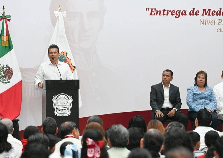 Distingue Ayuntamiento a niños y maestros de excelencia con la medalla ‘Guadalupe Victoria’