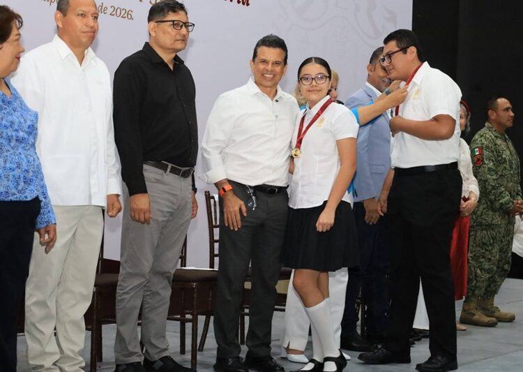 Distingue Ayuntamiento a niños y maestros de excelencia con la medalla ‘Guadalupe Victoria’