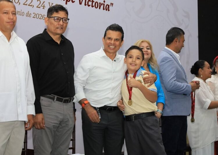 Distingue Ayuntamiento a niños y maestros de excelencia con la medalla ‘Guadalupe Victoria’