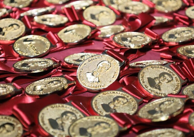 Distingue Ayuntamiento a niños y maestros de excelencia con la medalla ‘Guadalupe Victoria’