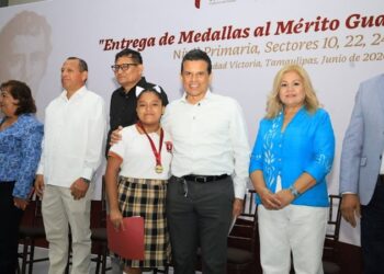 Distingue Ayuntamiento a niños y maestros de excelencia con la medalla ‘Guadalupe Victoria’