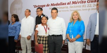 Distingue Ayuntamiento a niños y maestros de excelencia con la medalla ‘Guadalupe Victoria’